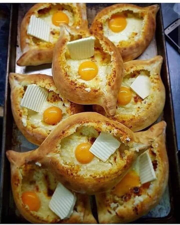 חצ'פורי אצ'רולי טרי עם ביצה וחמאה